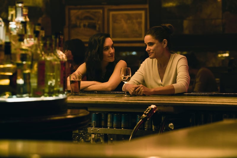 Lena Hall and Amanda Peet