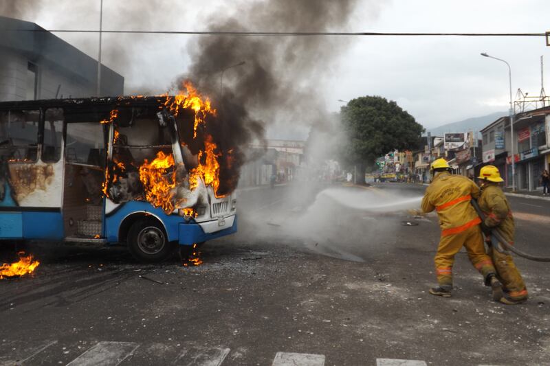 galleries/2014/02/14/venezuela-erupts-in-violence-photos/140310-venezuela5_dxq2do