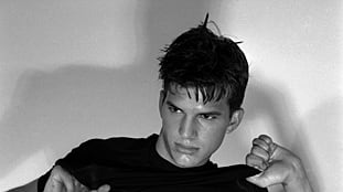 articles/2011/01/20/no-strings-attached-star-ashton-kutchers-shirtless-naked-moments/ashton-amodeling_sbsbxo