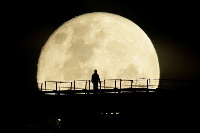 galleries/2016/11/14/striking-photos-of-the-supermoon/161115-super-moon-top-off-04_ryvou9