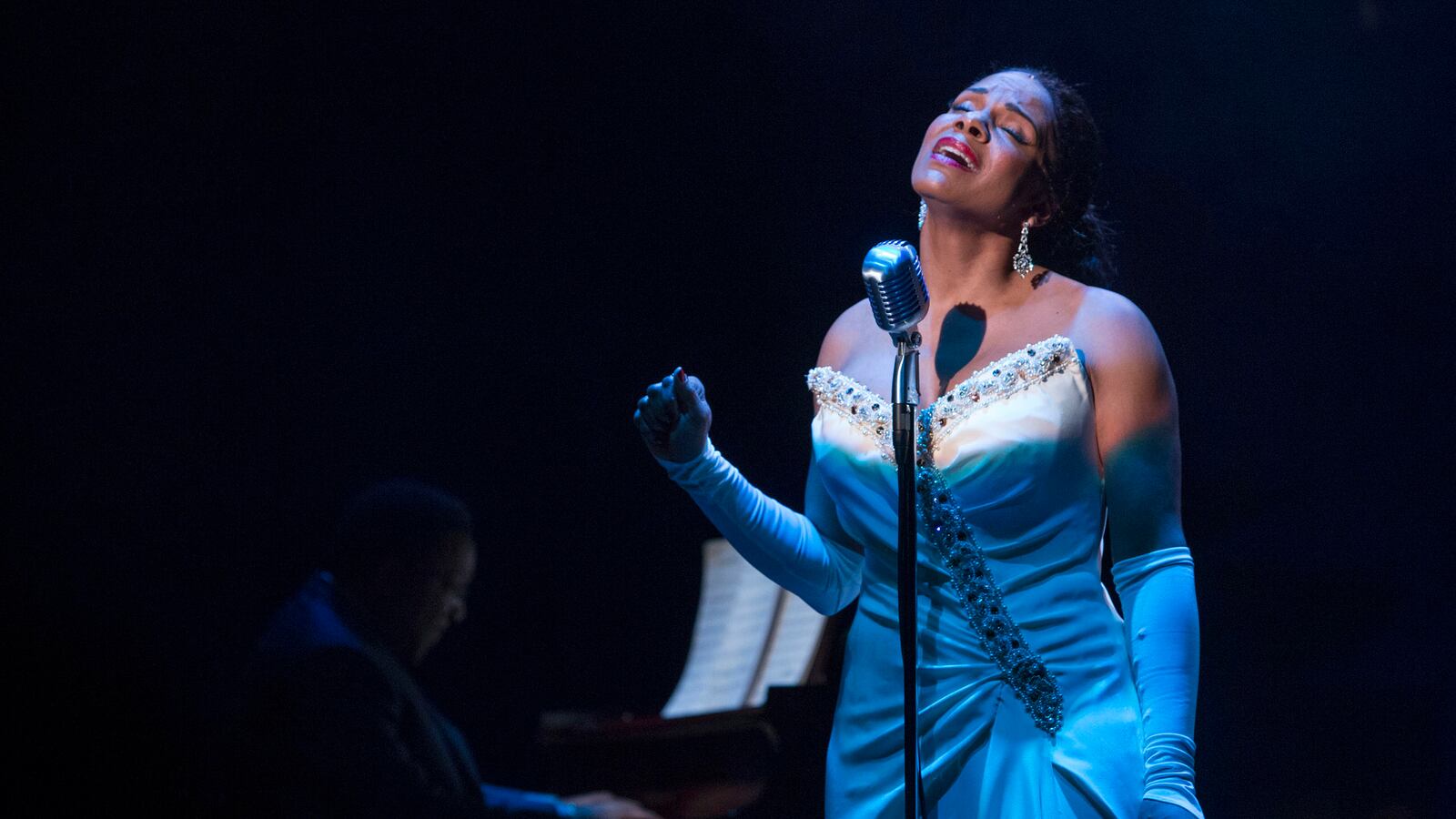 articles/2014/06/07/audra-for-the-win-why-audra-mcdonald-must-win-tony-for-best-actress/140607-gross-aurdra-mcdonald-tease_qwche1