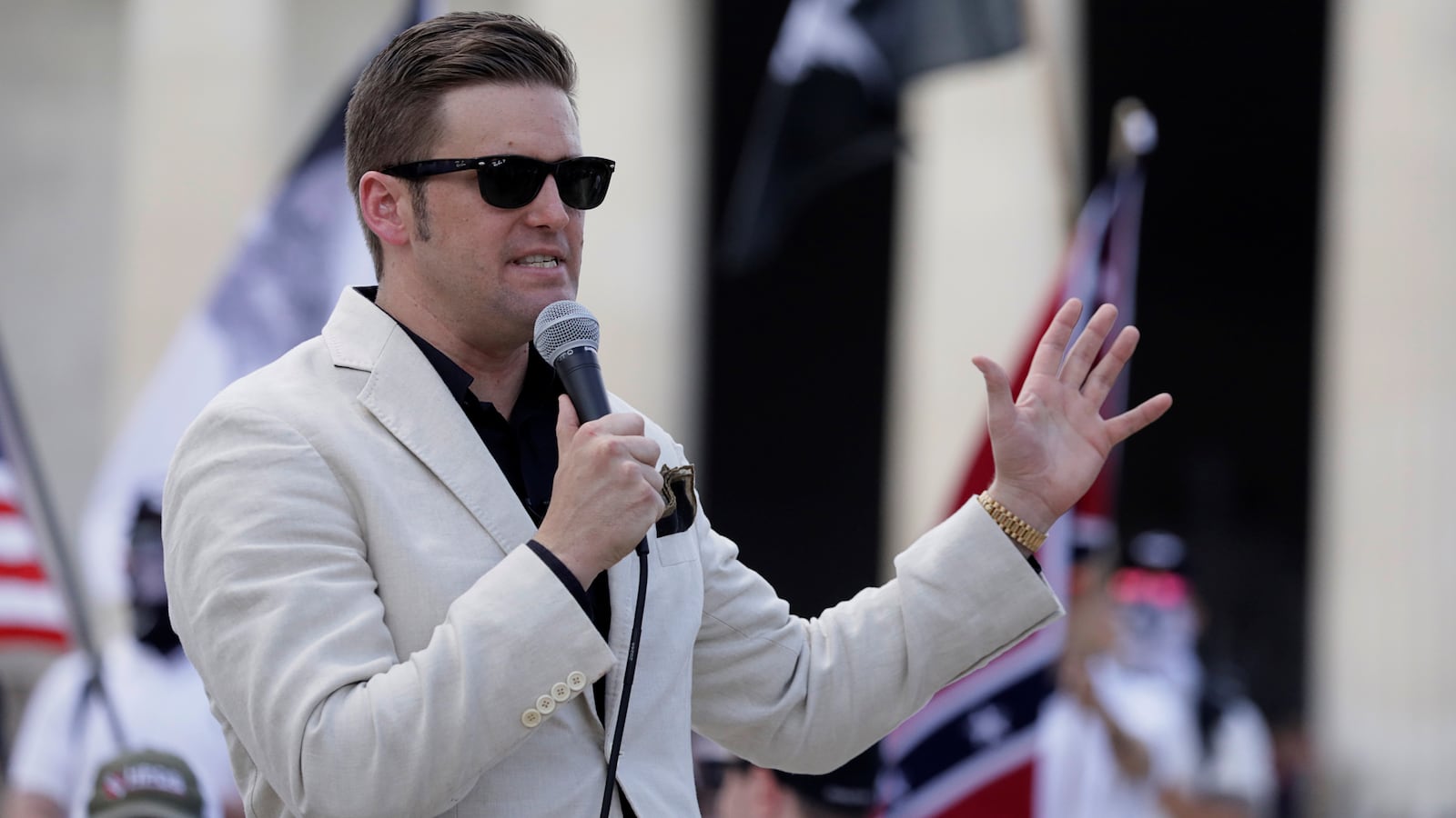 2017-06-25T211134Z_1995080035_RC1EBDA04EB0_RTRMADP_3_USA-POLITICS-PROTESTS_aa3dwa