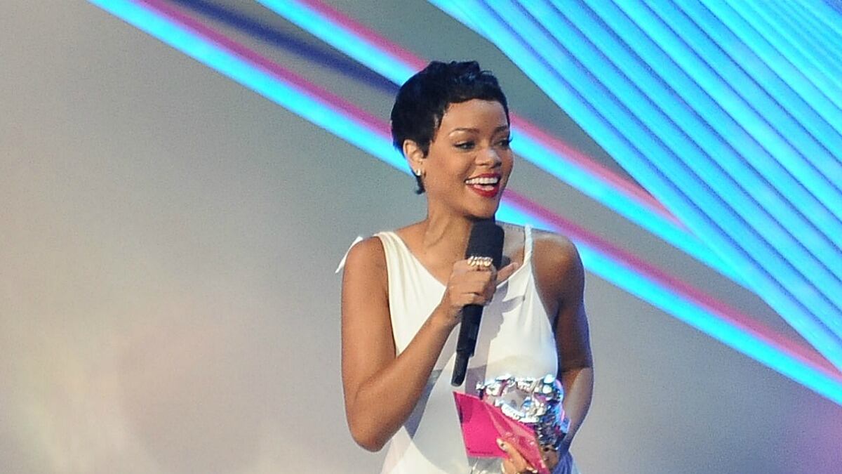 cheats/2012/09/07/rihanna-kisses-chris-brown/rihanna-chris-brown-kiss-cheat_vfgad0