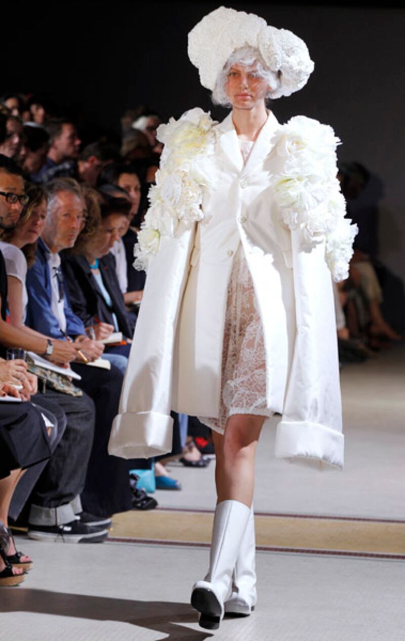 galleries/2011/09/30/paris-fashion-week-spring-summer-2012-photos/paris-fashion-week-kawakubo_ptyakn