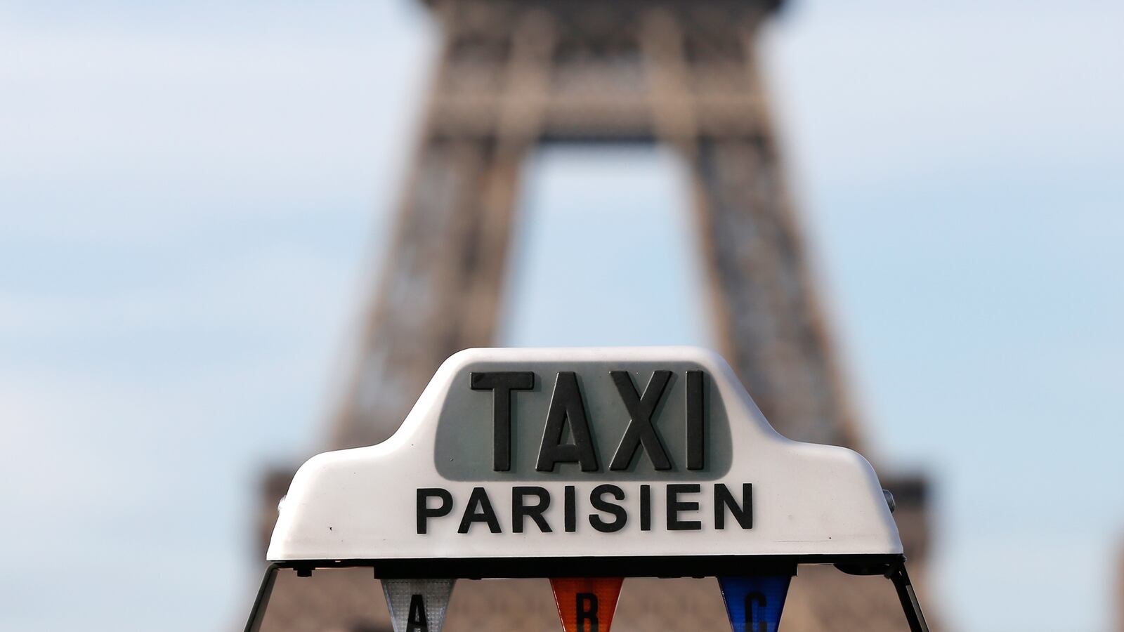 cheats/2015/11/13/paris-cab-drivers-give-free-rides-home/151113-paris-cabs-cheat_g2mutf