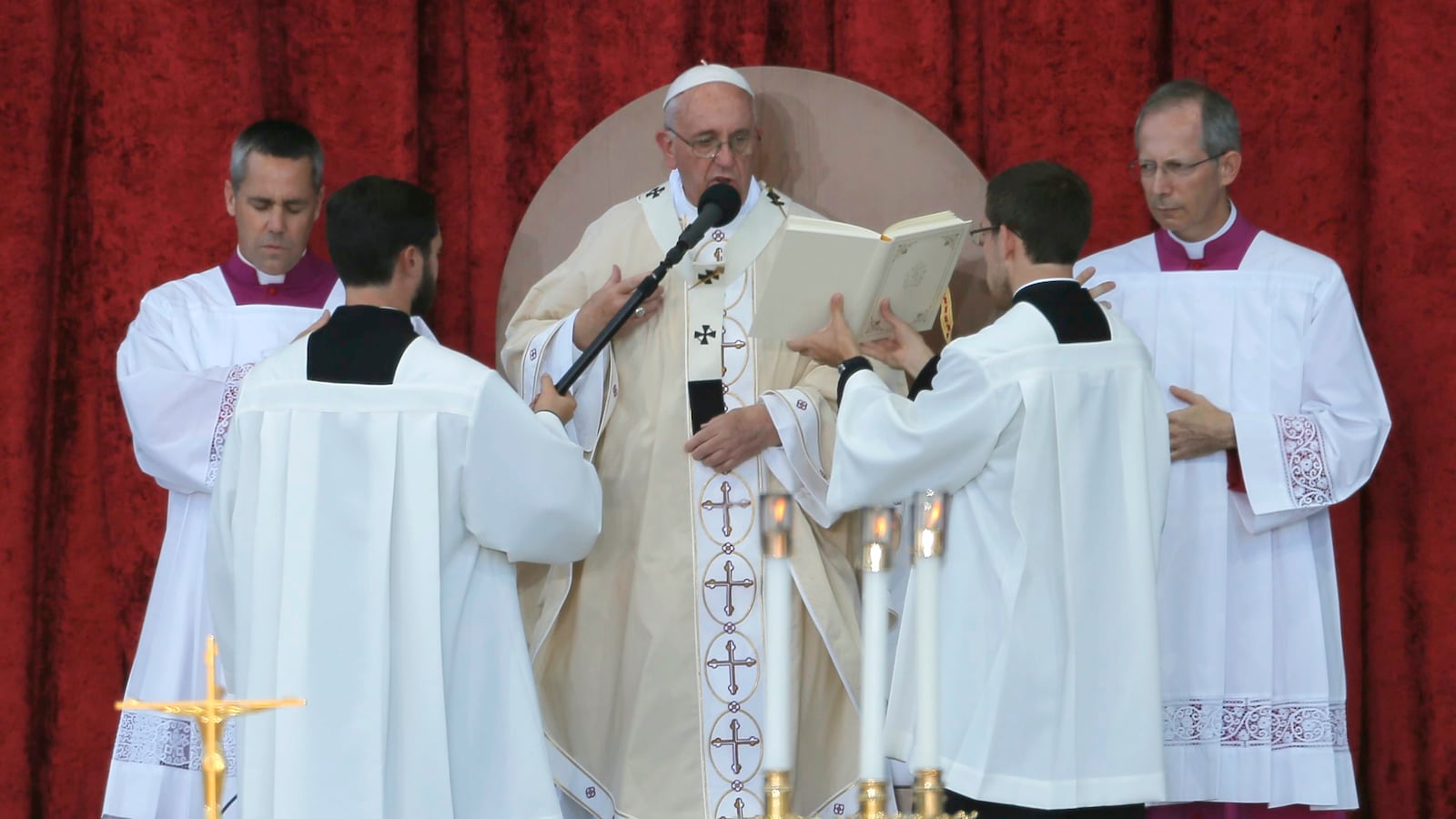 cheats/2015/09/23/pope-saint-declaration-leads-to-protest/150923-popemass-cheat_axmc20