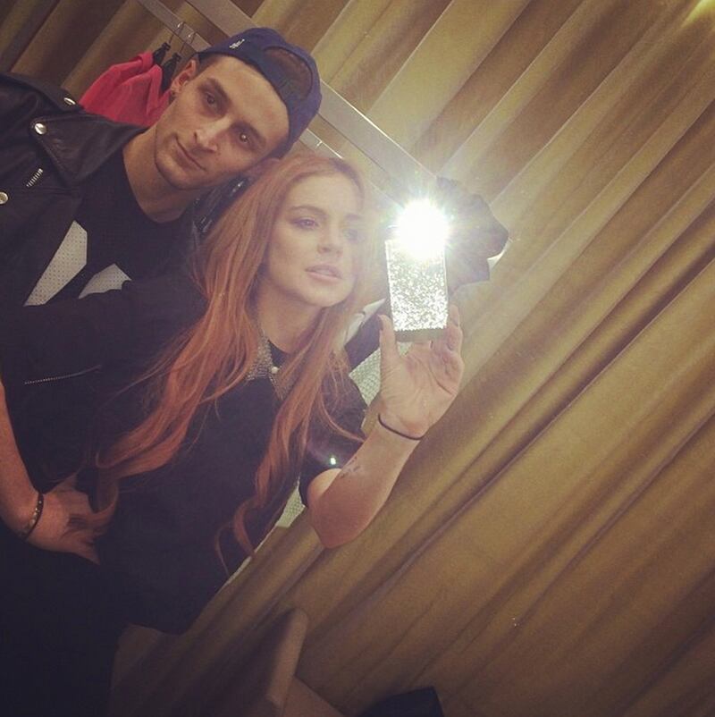 galleries/2014/01/19/nicki-minaj-lindsay-lohan-the-week-s-best-celebrity-selfies-photos/140117-lohan-selfie_h8tazd