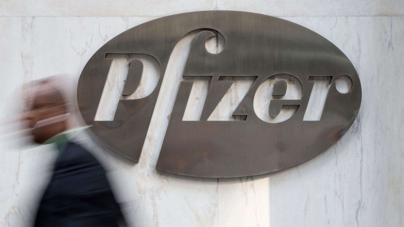 articles/2014/05/02/big-pharma-skips-to-the-u-k-to-avoid-taxes/140501-gross-pfizer-tease_fldxlx