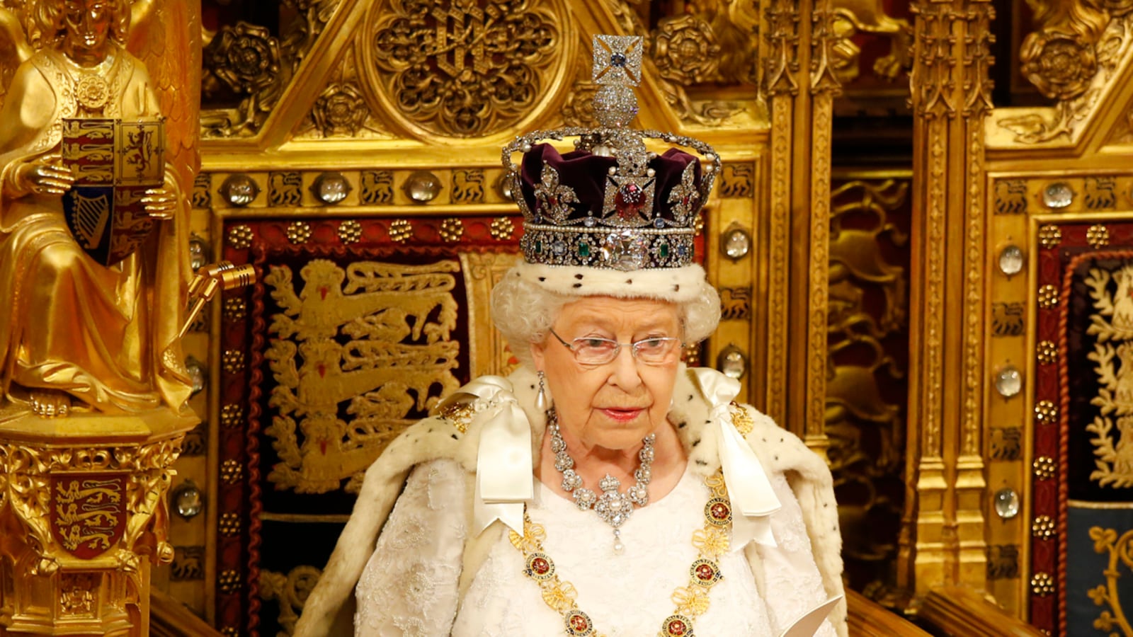 cheats/2016/05/20/murderer-broke-into-buckingham-palace/160520-buckingham-palace-jumper-cheat_kdyx7x