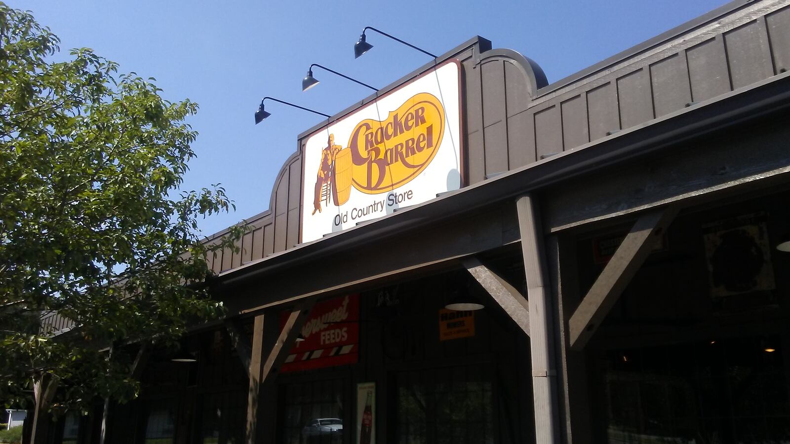 Cracker Barrel (Cleveland, Tennessee).