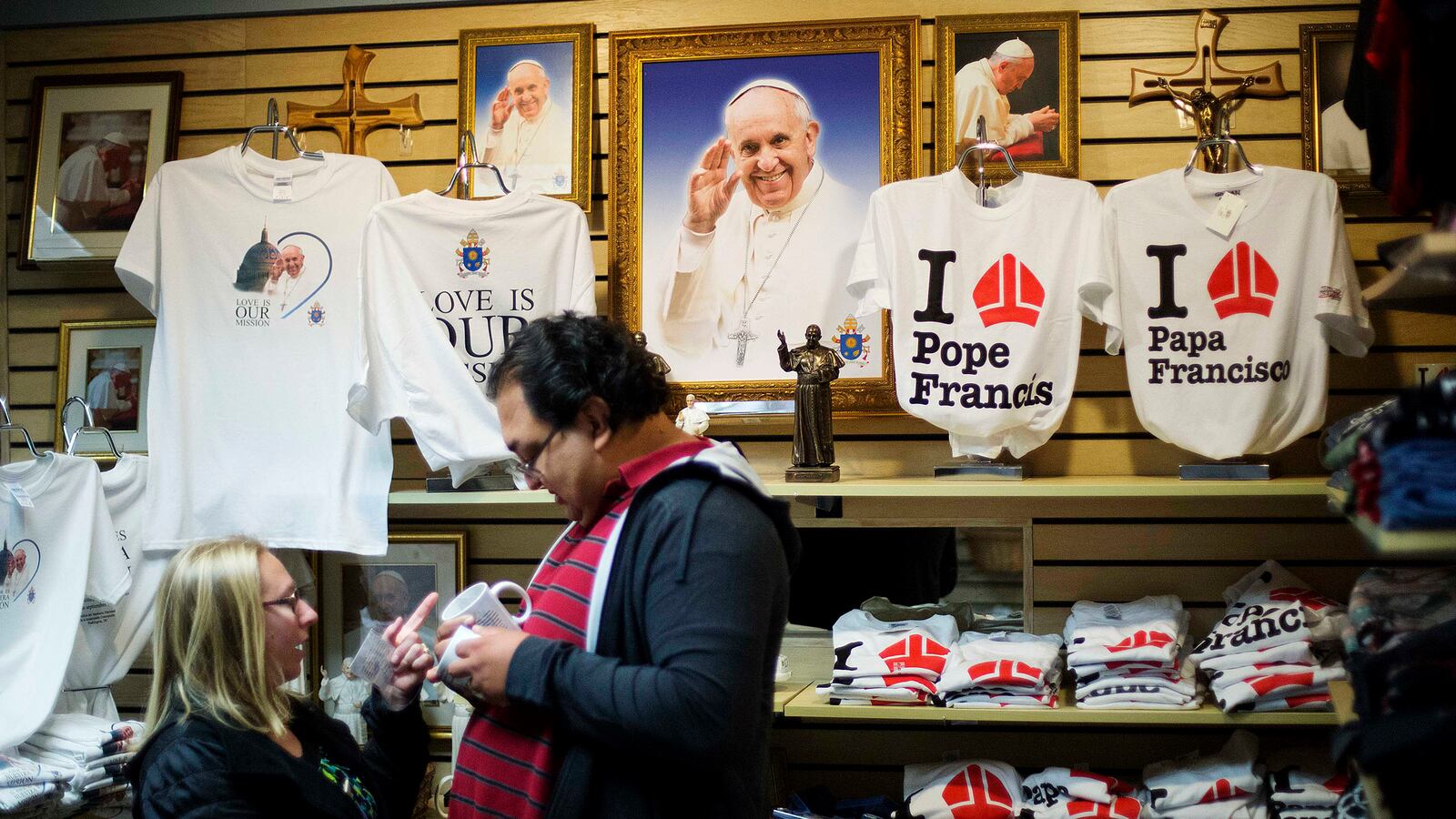 galleries/2015/09/23/holy-swag-pope-francis-anti-capitalist-inspires-capitalists-photos/150923-pope-francis-swag-2_p3tzpk