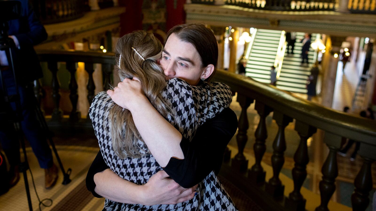 2023-04-26T204426Z_2010174875_RC2JM0AO0HSE_RTRMADP_3_USA-LGBTQ-MONTANA_dve6nk