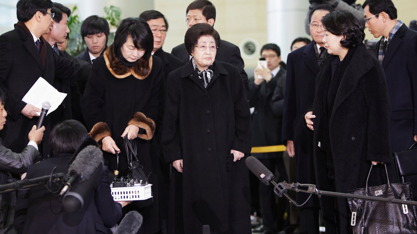 cheats/2011/12/26/s-korea-s-ex-first-lady-visits-north/south-korean-delegates-enter-north-korea-cs_e0sgil