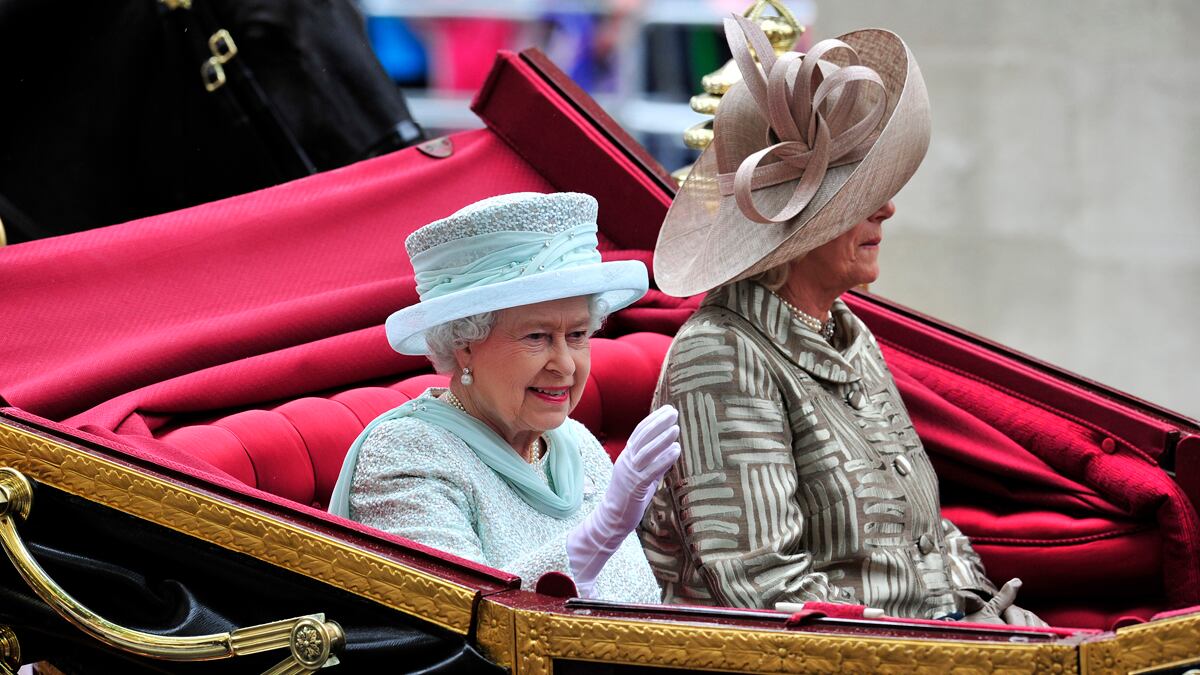 cheats/2012/06/05/queen-humbled-by-celebrations/jubilee-day4-carriage-close_i4ll86