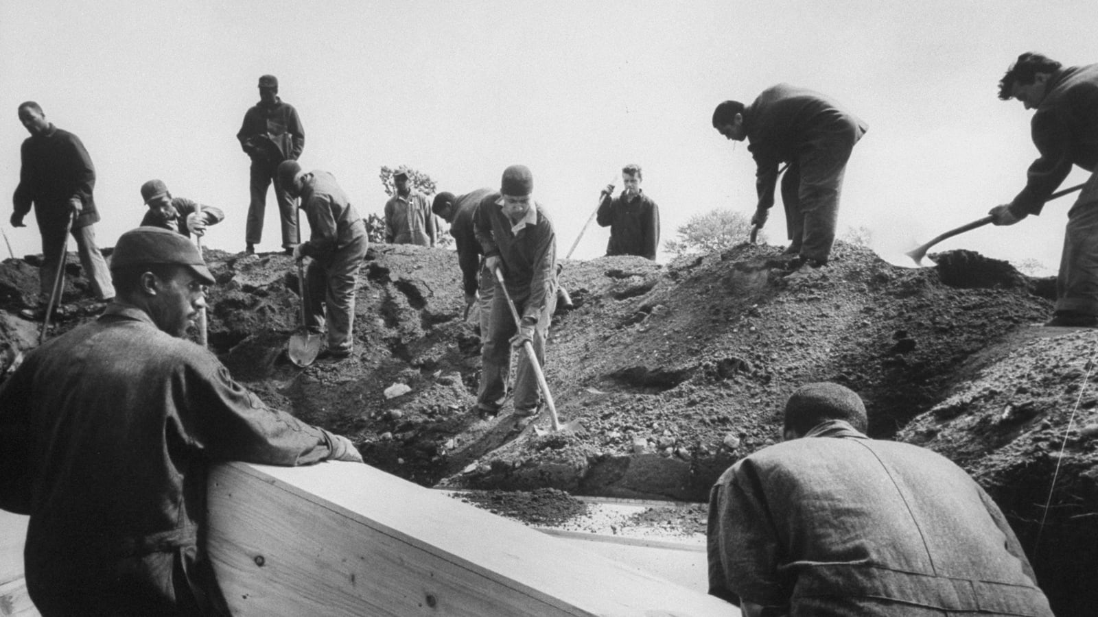 articles/2014/01/09/america-s-largest-mass-graveyard-may-become-a-public-park/140108-strochlic-hart-tease_irzrz4