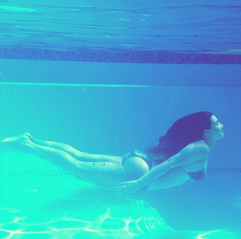 galleries/2012/08/08/what-s-up-with-kim-kardashian-s-bikini-shot-twitter-obsession-photos/kim-bikini-2_ytboq4