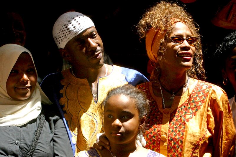 galleries/2012/02/14/bobby-brown-dionne-warwick-a-who-s-who-in-whitney-houston-s-family-photos/whitney-houston-family-tease_laj65i