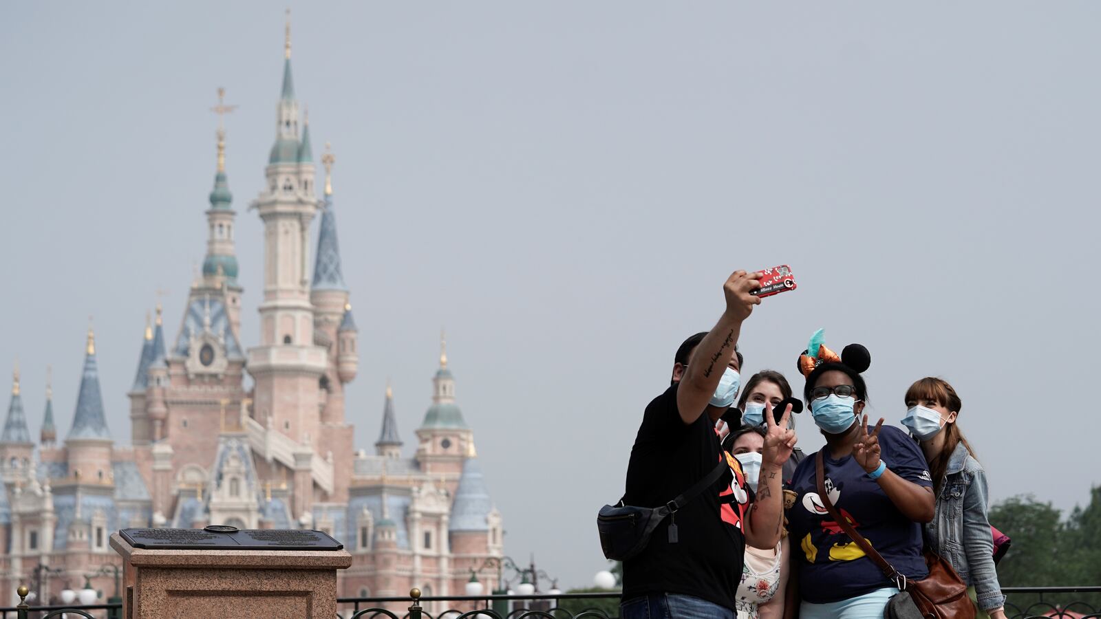 2020-05-11T000000Z_1607175931_RC21MG9CGNYH_RTRMADP_3_HEALTH-CORONAVIRUS-CHINA-DISNEY_ginlyq