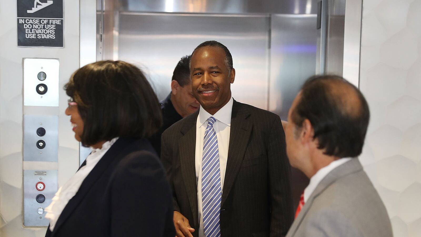 articles/2017/04/12/ben-carson-got-stuck-in-an-elevator-the-internet-loved-it/170412-jones-ben-carson-tease_kithuw