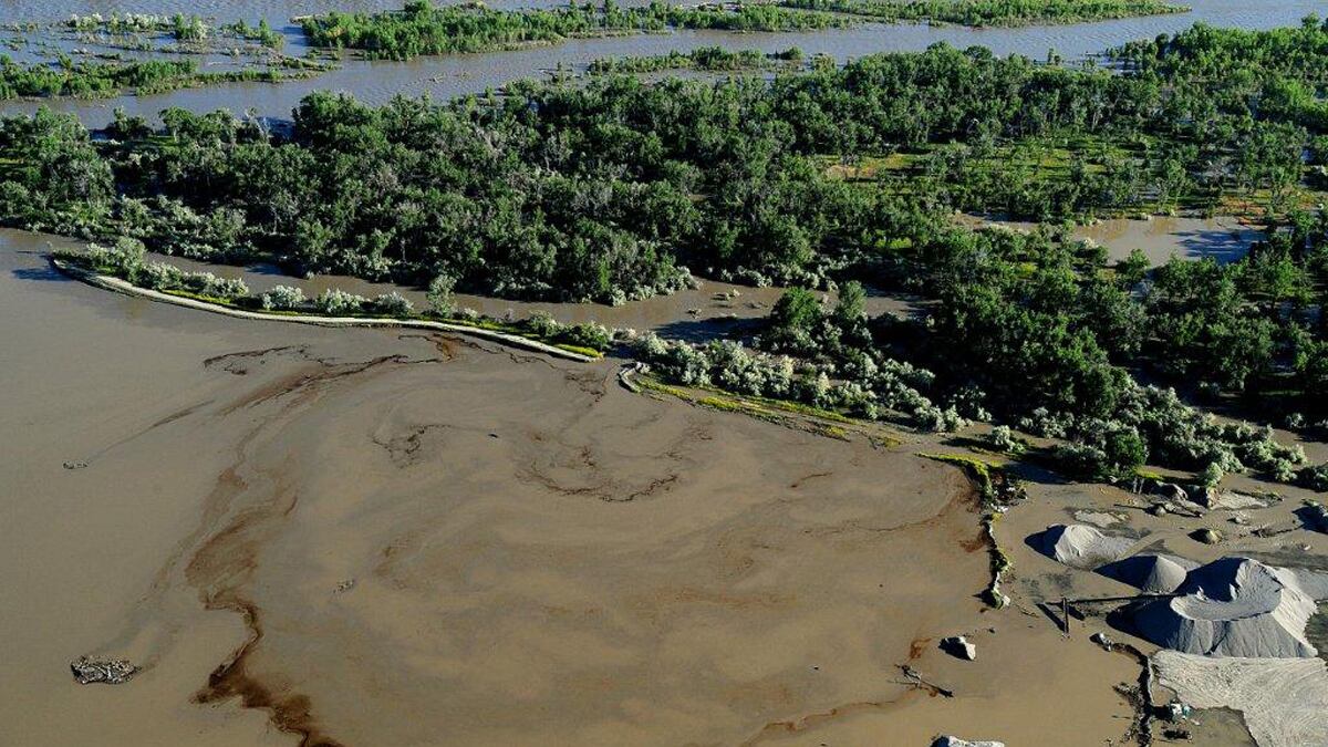 cheats/2011/07/03/exxon-pipe-breaks-in-yellowstone-river/yellowstone-oil-spill-cheat_rkkmnq