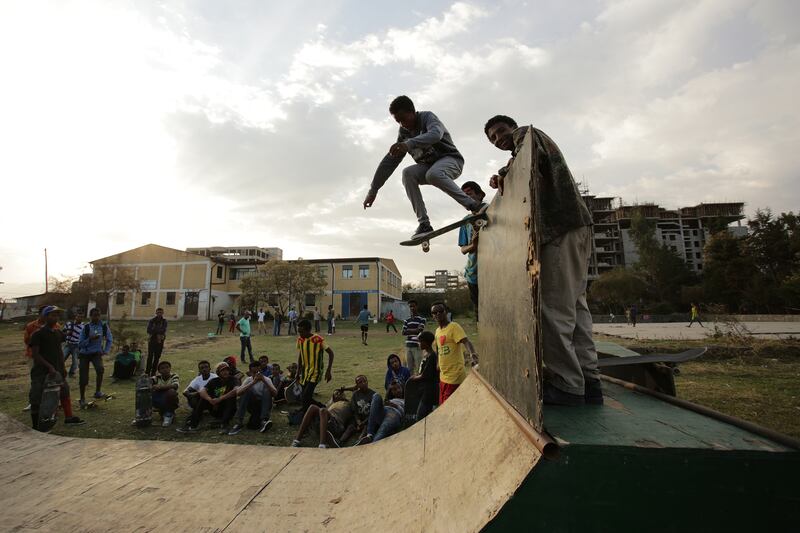 galleries/2015/06/06/the-skate-punks-of-ethiopia-photos/150605-ethiopia-skate1_ed0xlh
