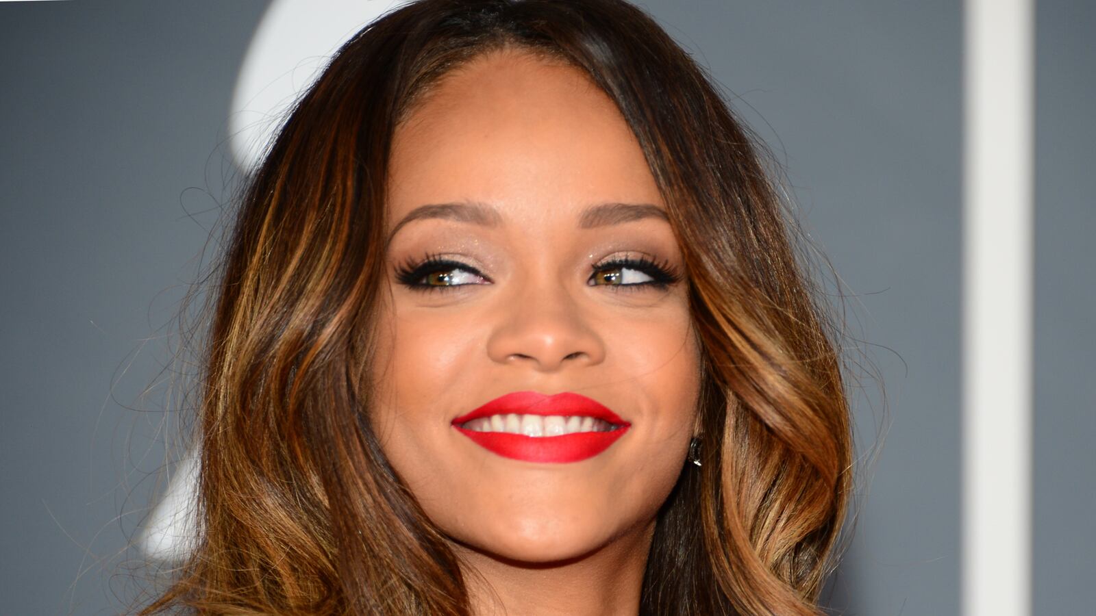 cheats/2013/03/20/weed-found-on-rihanna-s-tour-bus/130220-rihanna-makeup-cheat_t8tvcb