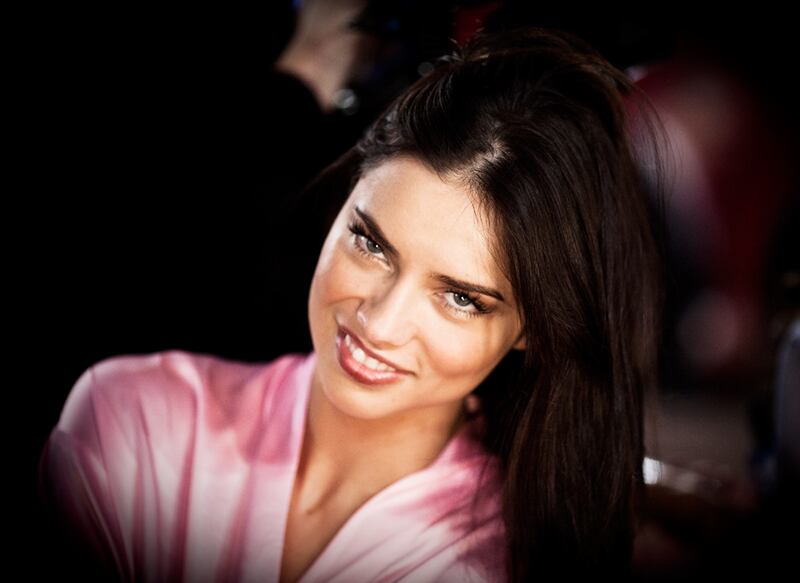 galleries/2010/11/10/victoria-s-secret-angels-photos-on-and-off-the-runway/victoria-secret-backstage---5_ubxstq