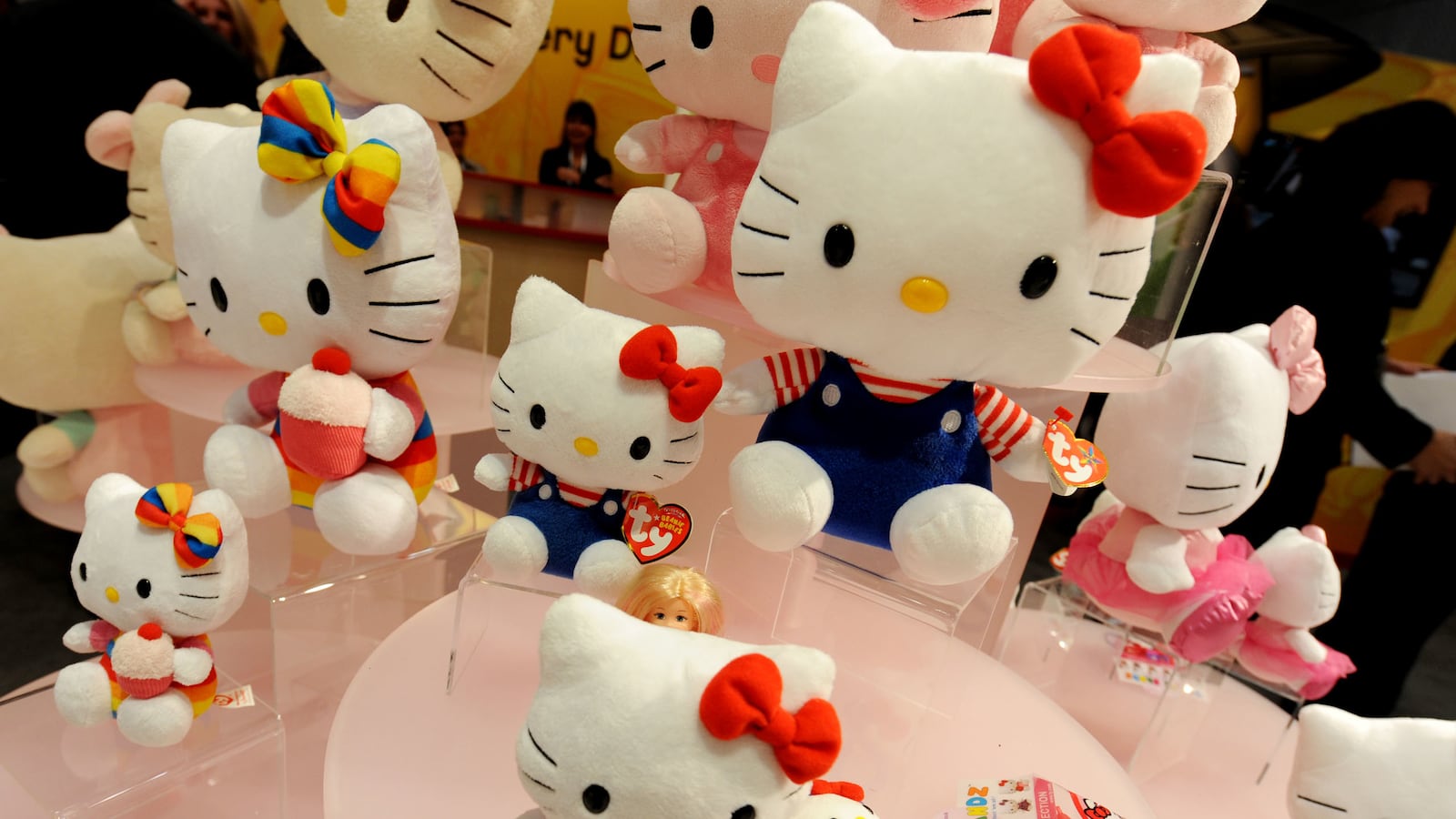 cheats/2014/08/28/hello-kitty-bombshell-ticks-off-fans/140828-hello-kitty-cheat_wryjqh