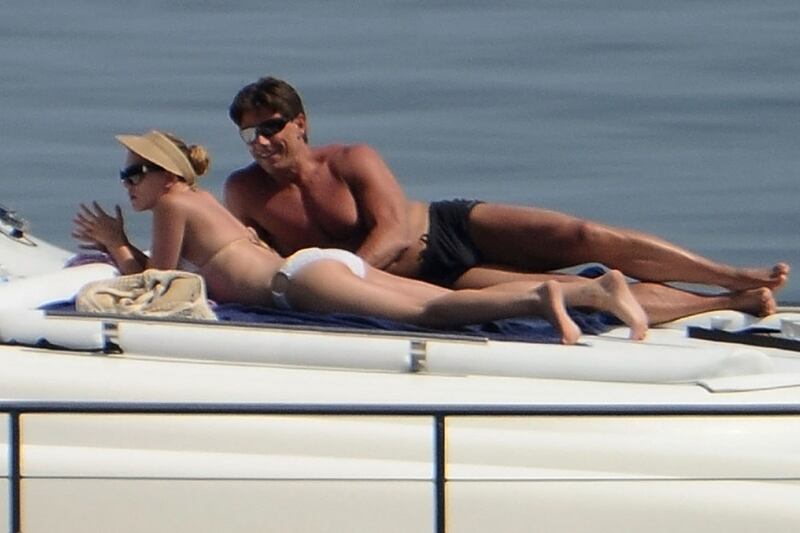 galleries/2012/07/14/boyfriend-or-bodyguard-scarlett-johansson-more-stars-who-have-faced-the-question-photos/boyfriend-or-bodyguard-johansson_rqgdeo