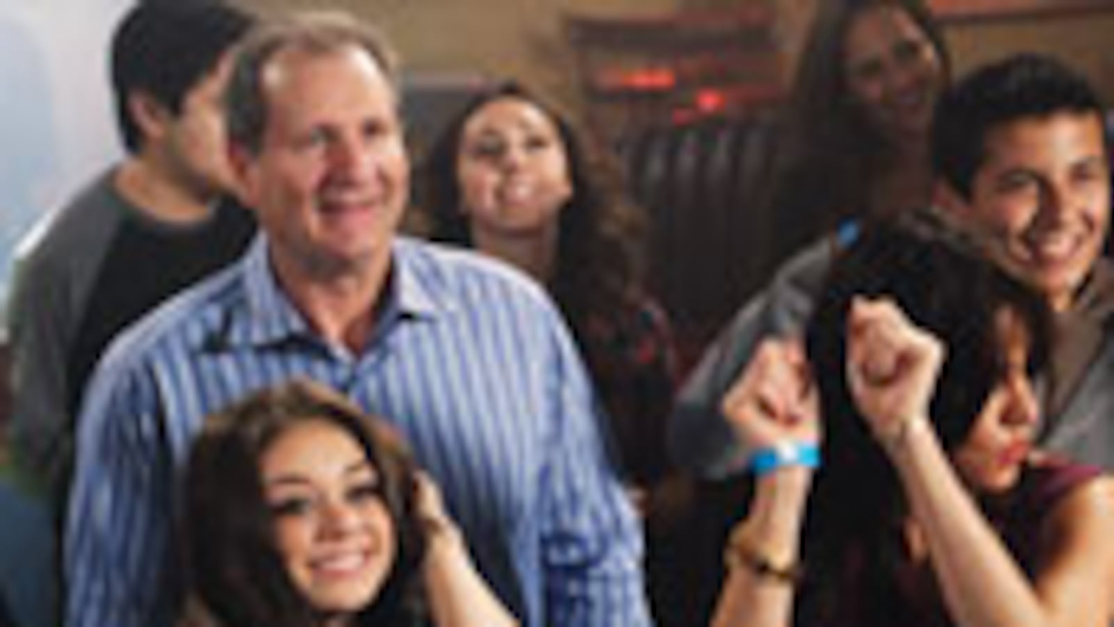 articles/2010/08/17/modern-family-should-win-an-emmy-over-glee/lacob-modern-family_120370_xuxecy