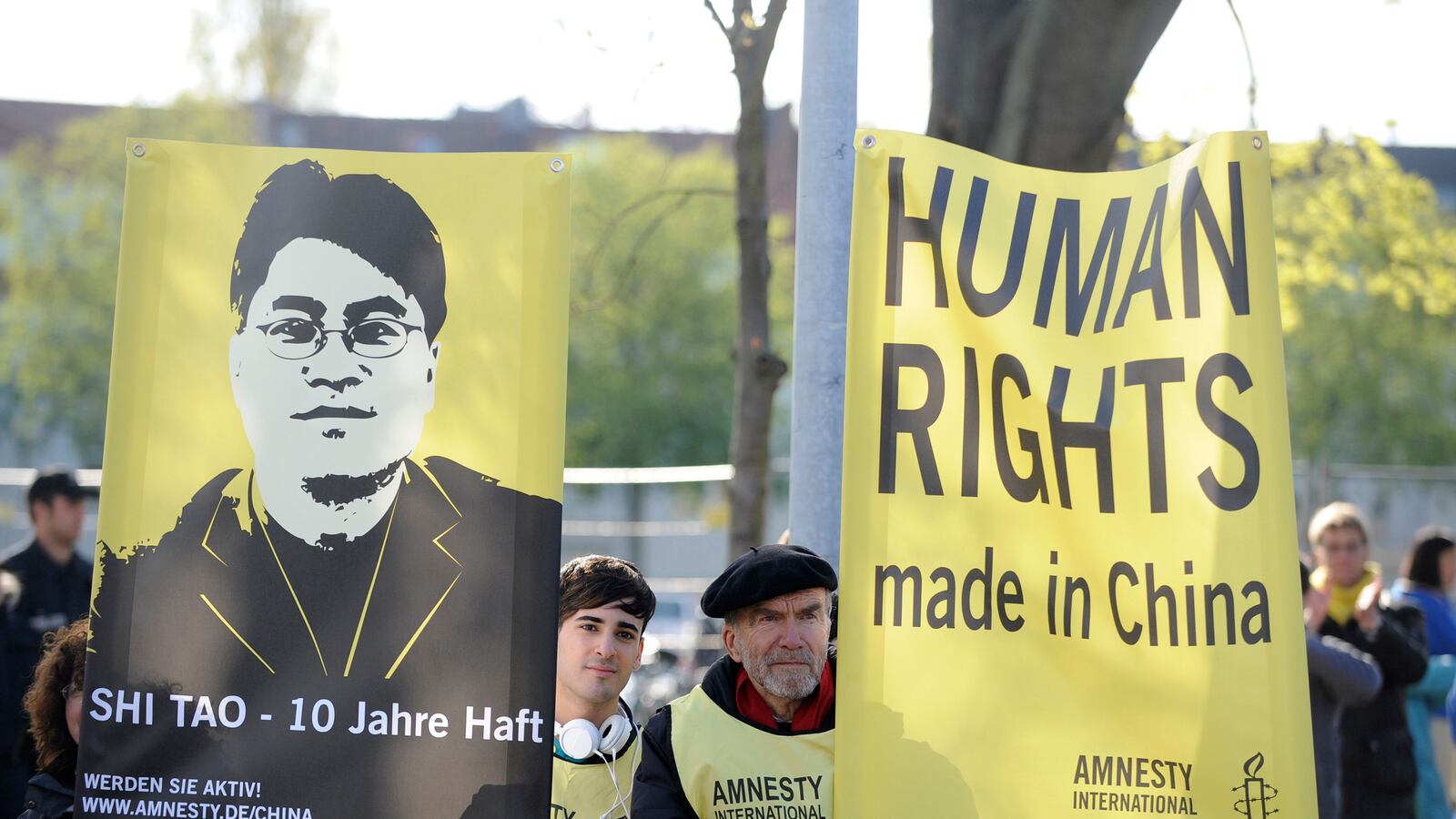 cheats/2013/09/08/chinese-activist-released-from-prison/130908-Shi-Tao-cheat_hbdo3u