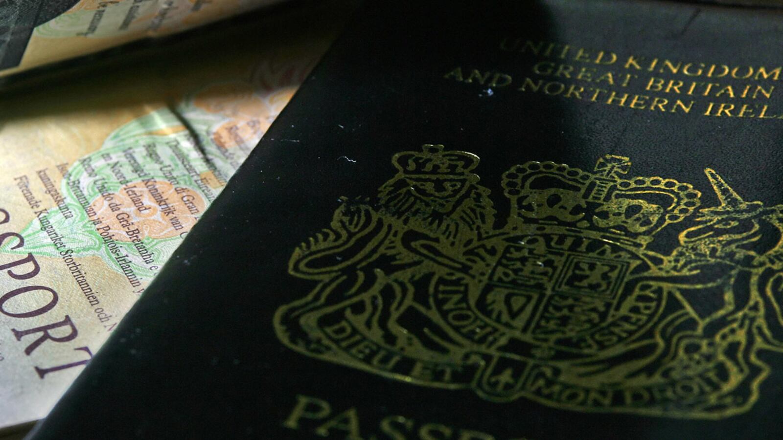 cheats/2012/05/11/double-agent-held-u-k-passport/double-agent-from-uk-cheat_nmfdn1