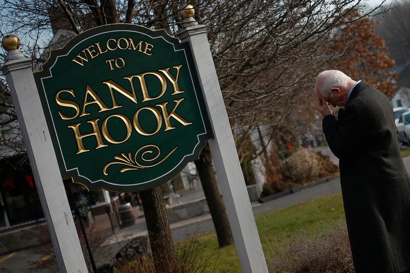 galleries/2012/12/15/newtown-ct-grieves-day-after-mass-shooting-photos/newtown-shooting-6_zrsqri