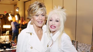 Actors Jane Fonda (L) and Dolly Parton