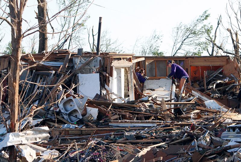 galleries/2011/04/28/tornadoes-kill-hundreds-in-the-south/tornado-1_jecj6g