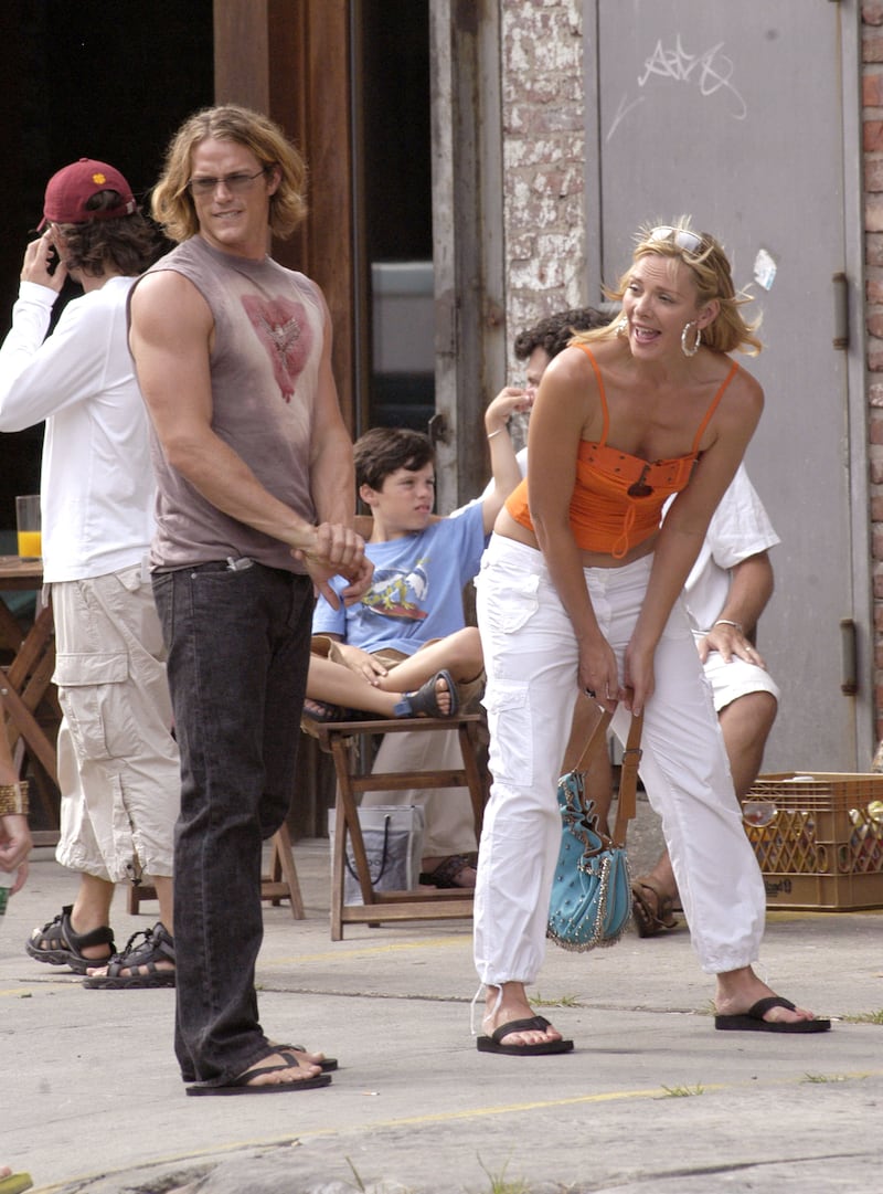 Jason Lewis and Kim Cattrall shoot scenes from an episode of "Sex And The City" on August 11, 2003 in New York City.