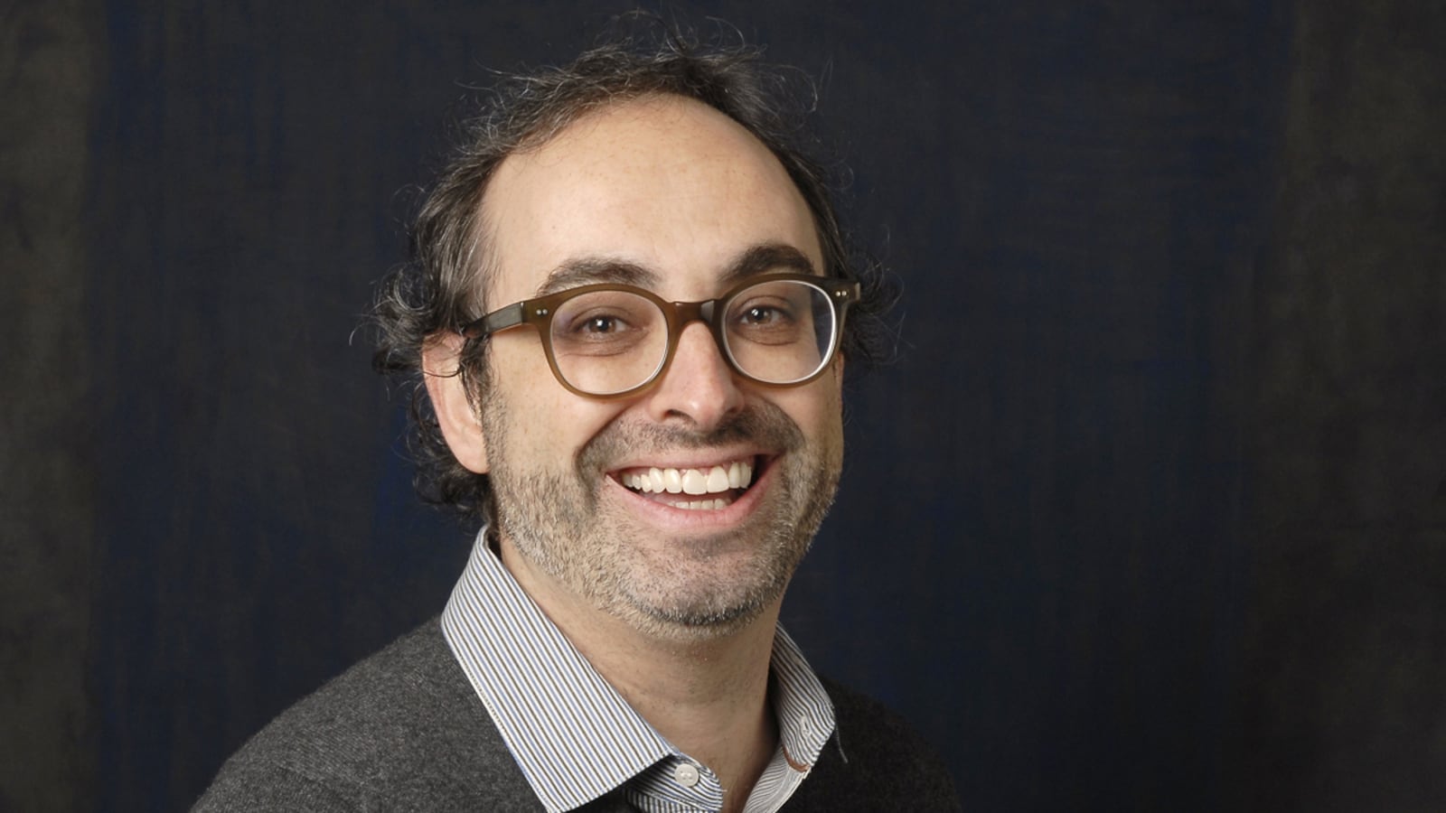 articles/2012/12/26/gary-shteyngart-how-i-write/shteyngart-how-i-write-tease_wofzyv