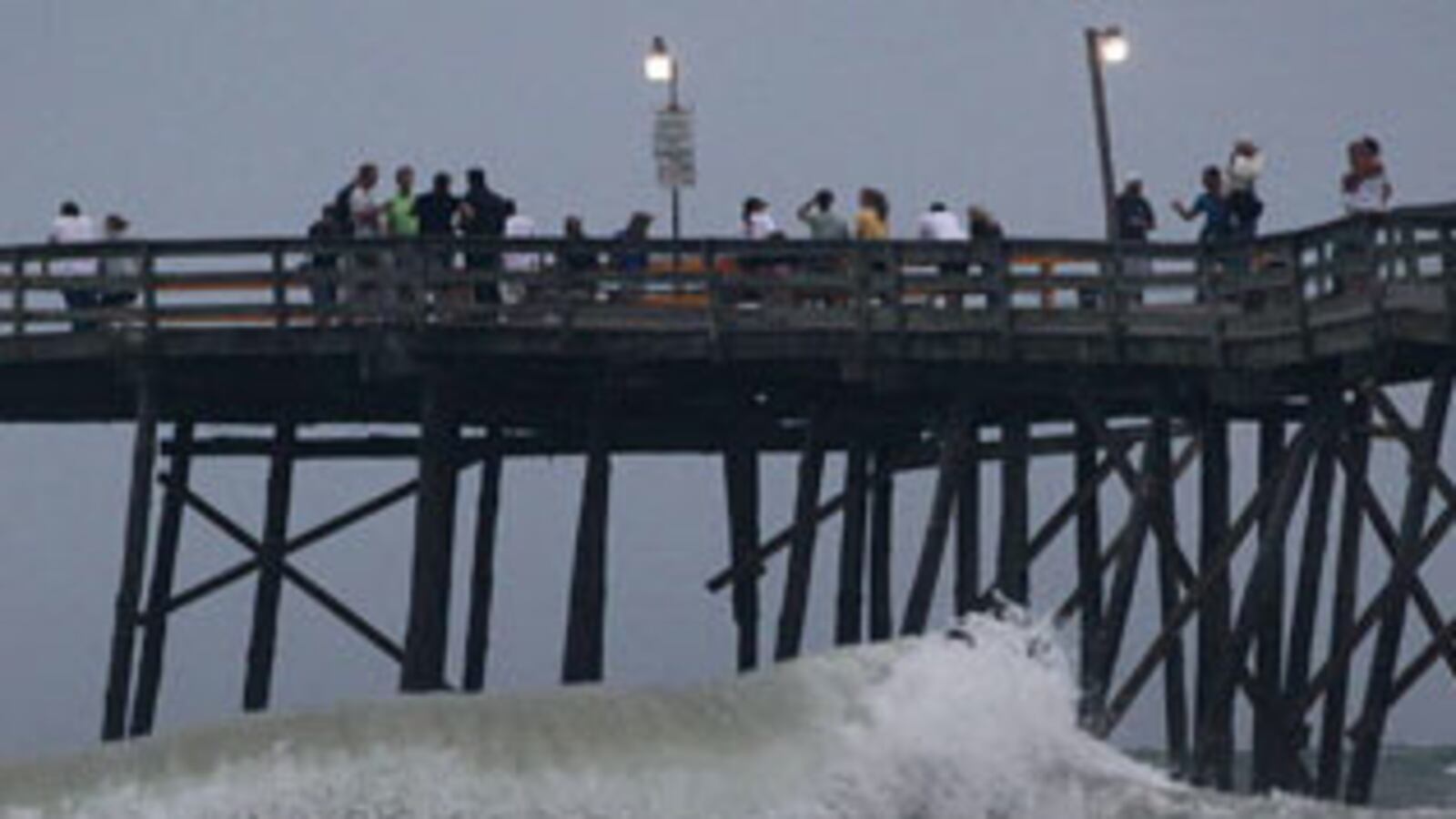 cheats/2010/09/03/hurricane-earl-pummels-nc-coast/hurricane-earl-pummels-nc-coast_cefkug