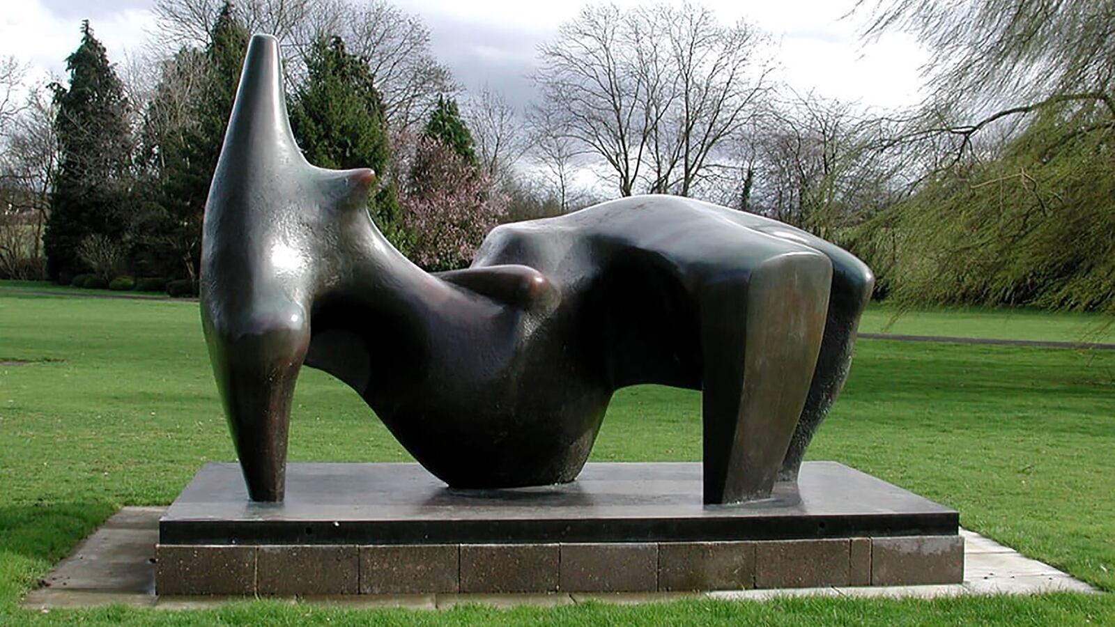 170827-mcnearney-henry-moore-reclining-nude-hero_qbjjdc
