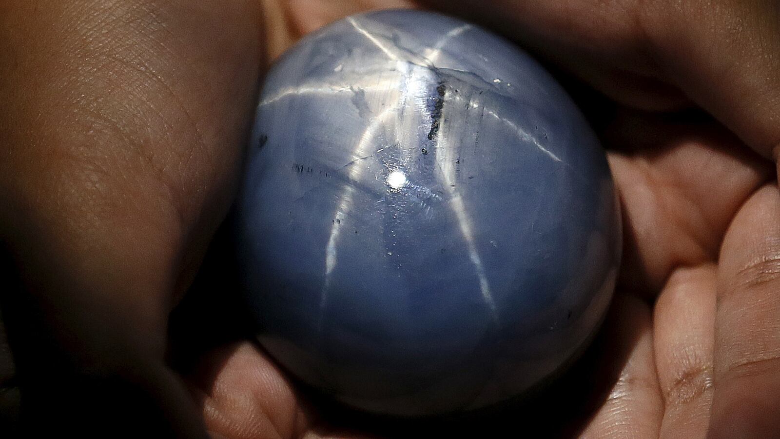 2016-01-07T120000Z_239142623_GF20000086801_RTRMADP_3_SRI-LANKA-SAPPHIRE_kjhv69