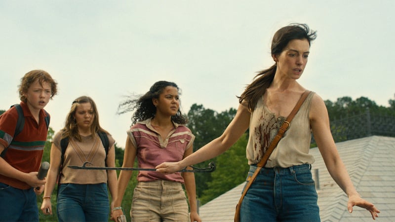 Anne Hathaway, Maisy Stella, Jordan Alexa Davis, and Christian Convery in The End of Oak Street