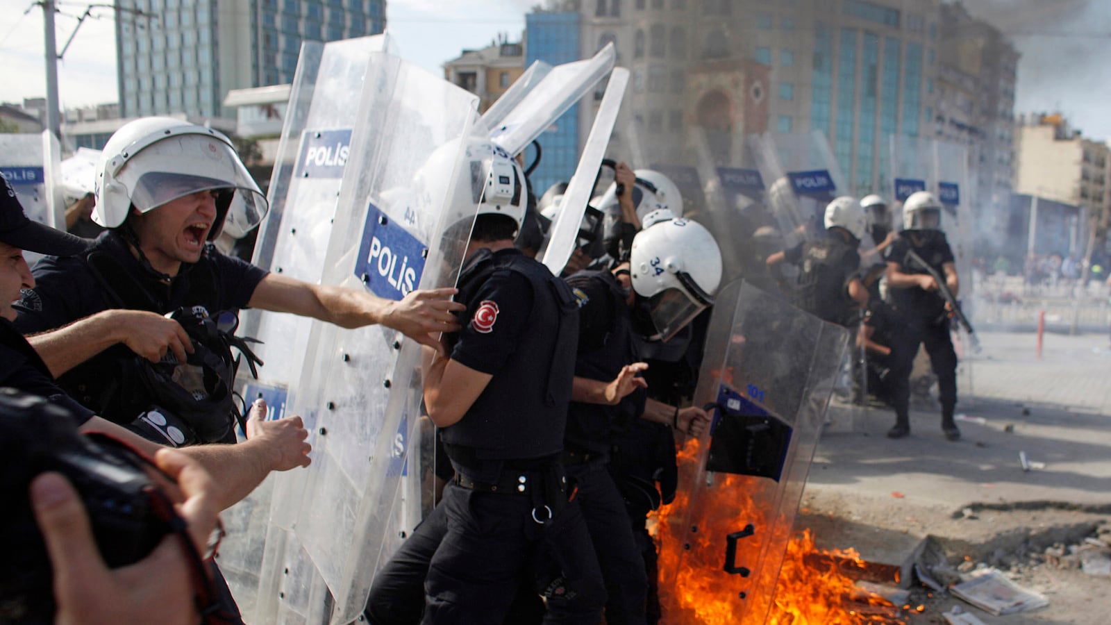 cheats/2013/06/11/turkish-police-storm-taksim-square/130611-istanbul-riot-cheat_g1iffj