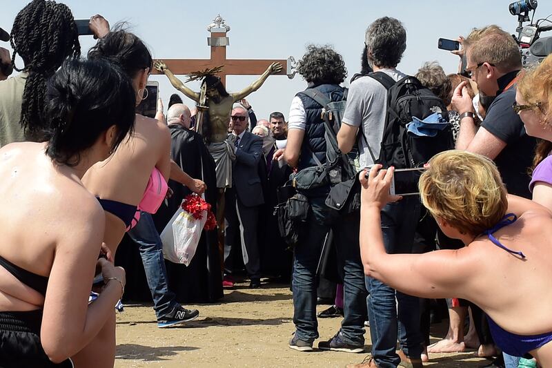 galleries/2017/04/14/good-friday-brings-gory-re-enactments-of-christ-s-crucifixion/170413-crucifixion-rennactments-09_ixozhn