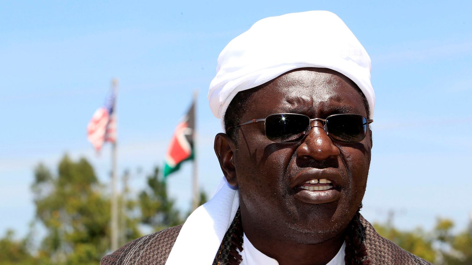 articles/2016/10/19/trump-invites-obama-bro-as-birther-bait/161019-clift-malik-trump-tease_ixwknc