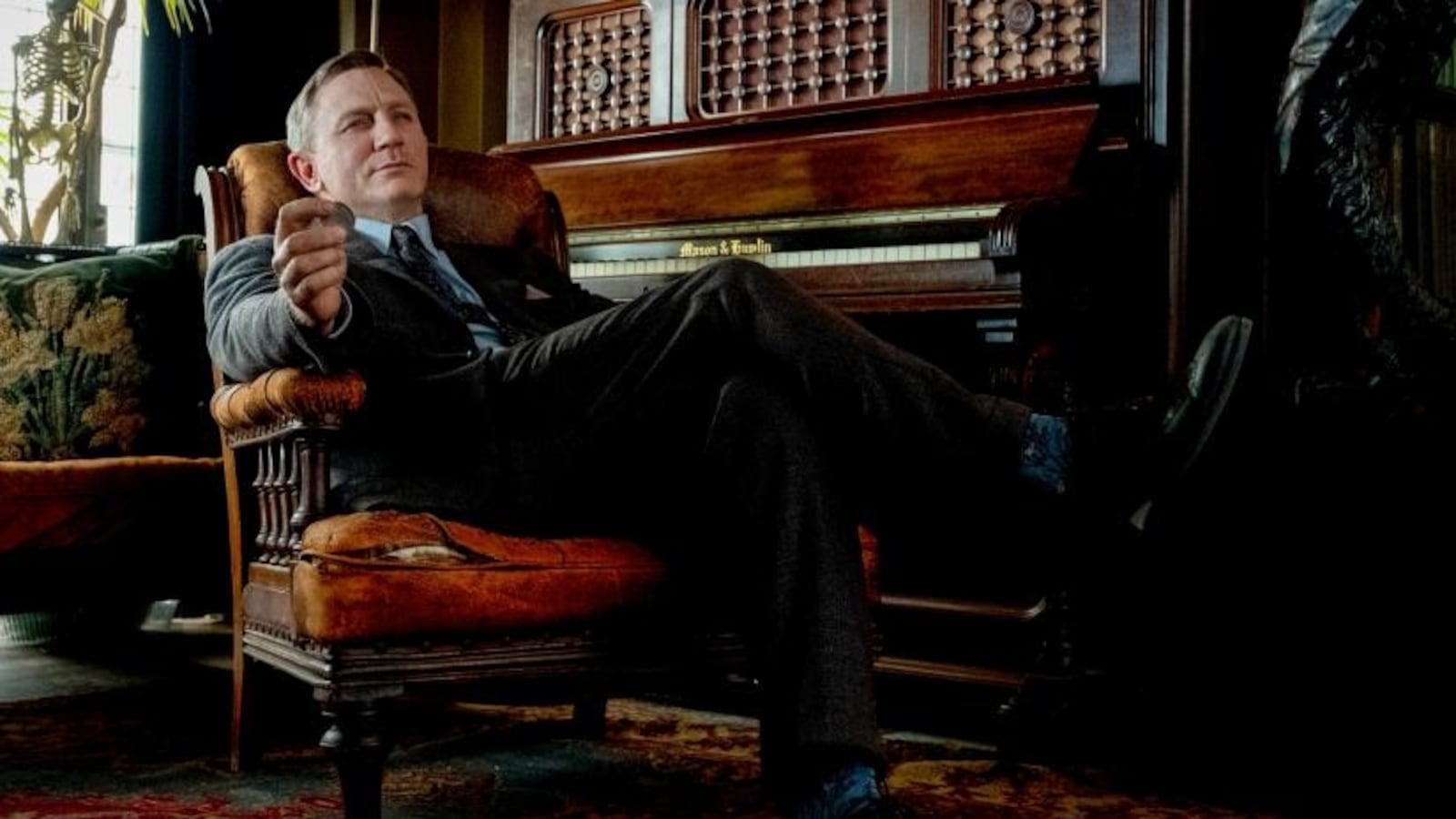 knives-out-daniel-craig-tease_loned0