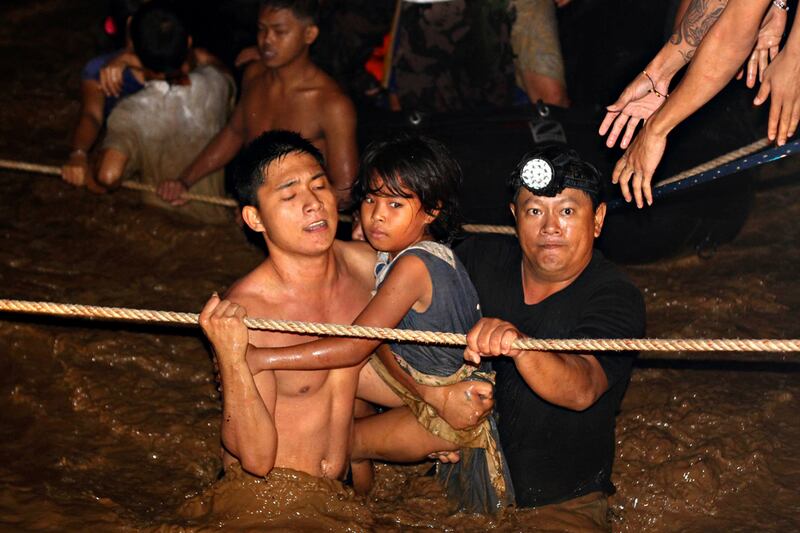 galleries/2011/12/17/philippines-typhoon-kills-hundreds-photos/philippines-floods-photos-rescue_w5u8x1