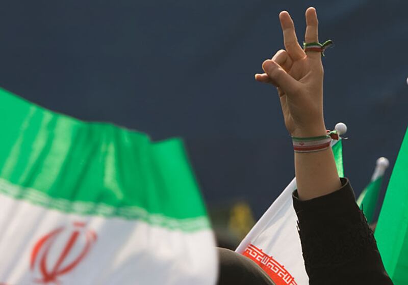 galleries/2010/02/11/scenes-from-the-iranian-front/iran-anniversary-protests-2_dhwliy