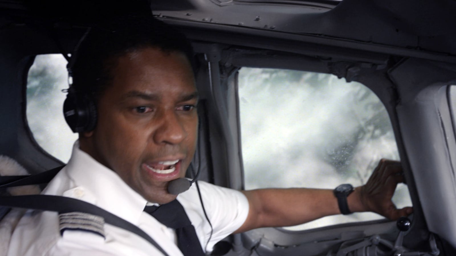 articles/2012/11/18/real-pilots-laugh-at-flight/flight-movie-smith_yzyevm