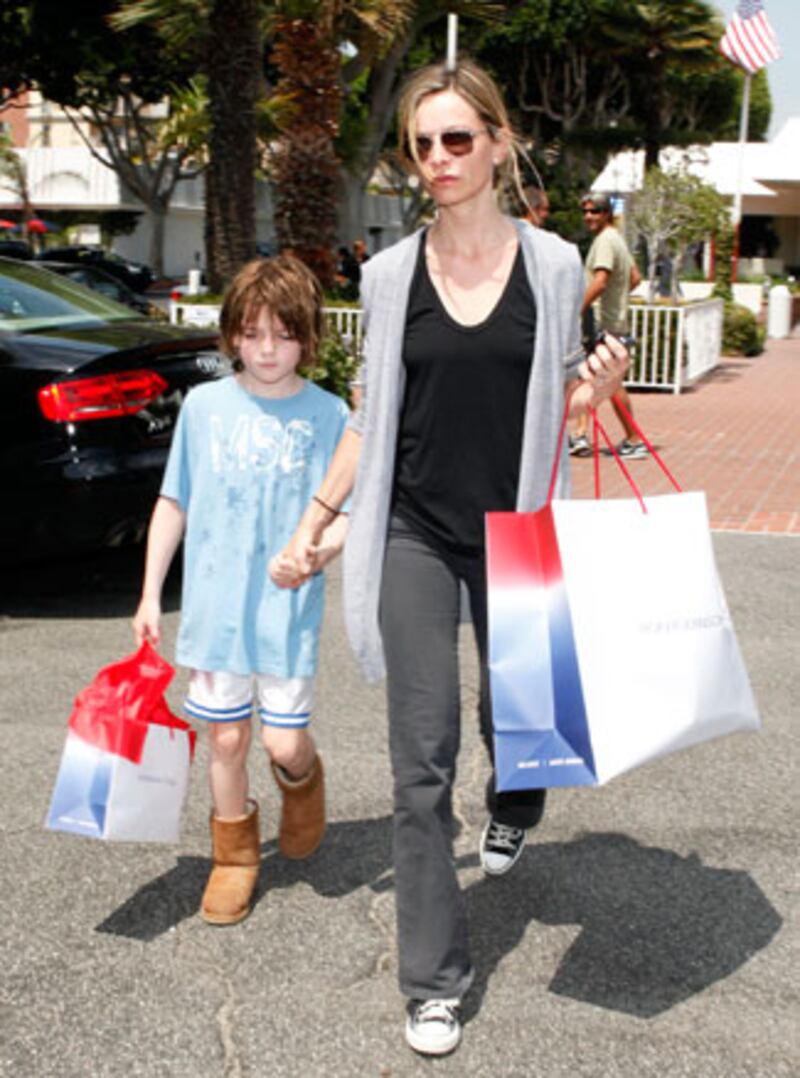 galleries/2010/04/28/single-parent-celebrity-adoptions/single-celeb-parents---flockhart_pl7ho8