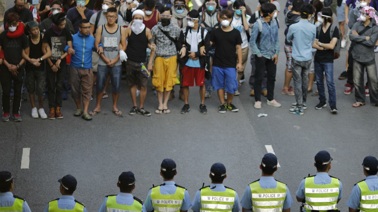 cheats/2014/10/13/hong-kong-police-remove-barricades/141013-hong-kong-cheat_qhchfi